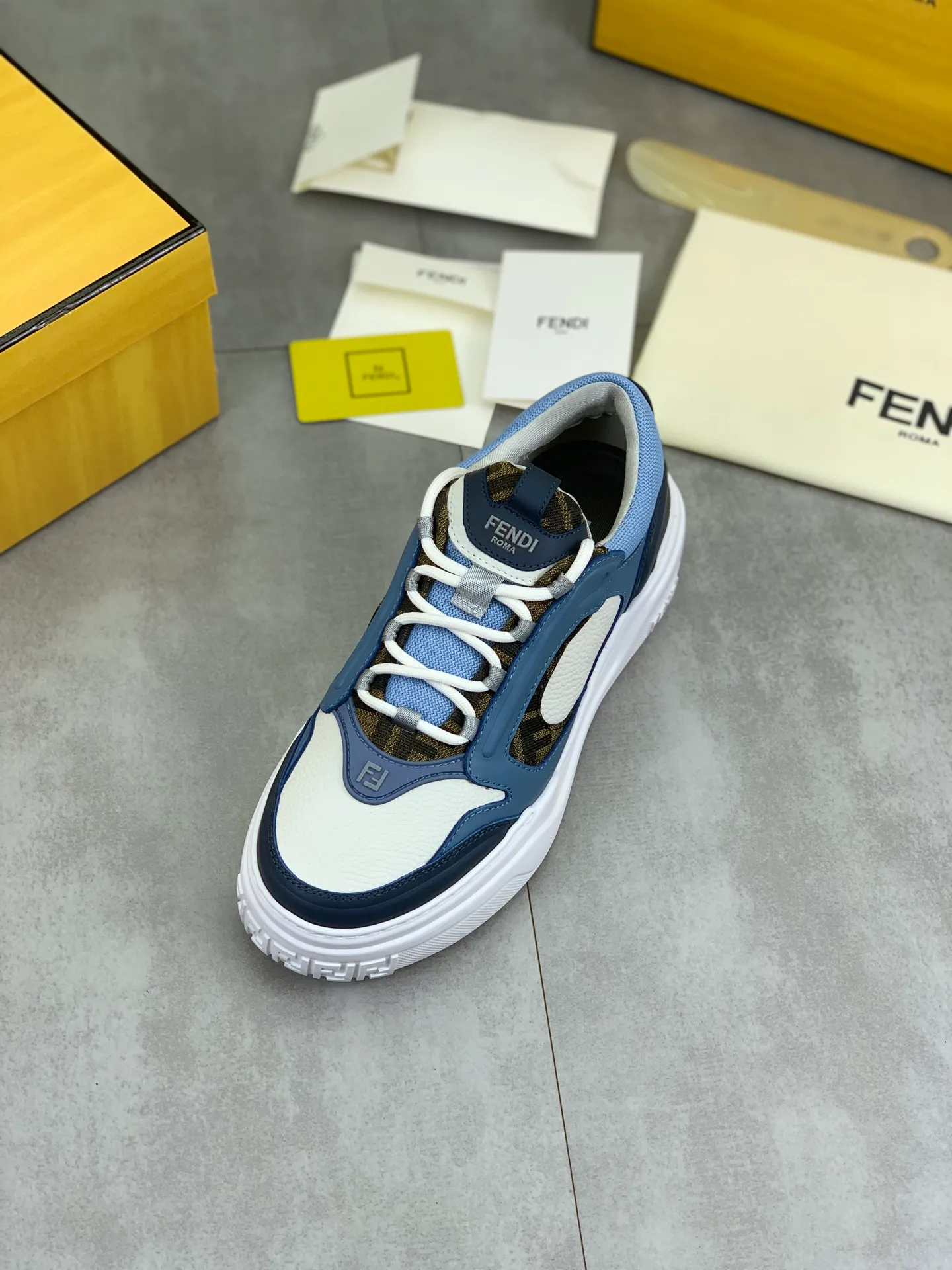 Men's men's shoes 💰P760 new style 💰💎💎💎 summer hot style [FENDI Fendi] top version 🆕New sneakers, wavy soles engraved with original words. Embossed Fendi Flow lettering on the heel. The upper is made of high-end calfskin and breathable materials. Original lining with tone-on-tone details decorated with innovative handcrafting techniques. Ultra-light and wear-resistant TPU and IP foam soles, overall lightweight and comfortable. Size:39-44 (38 45 can be customized)